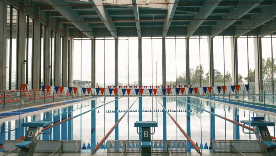 Piscina cubierta semiolímpica del Centro Felicidad Cometas, con carriles demarcados, amplios ventanales que permiten la entrada de luz natural y una infraestructura moderna diseñada para la práctica deportiva y recreativa de la natación.