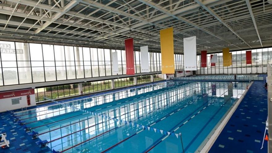  Piscina semiolímpica cubierta del Centro Felicidad (CEFE) El Tunal, equipada con varios carriles para entrenamiento y práctica deportiva. El espacio destaca por su amplitud, iluminación natural a través de grandes ventanales y modernas instalaciones diseñadas para la natación recreativa y competitiva.