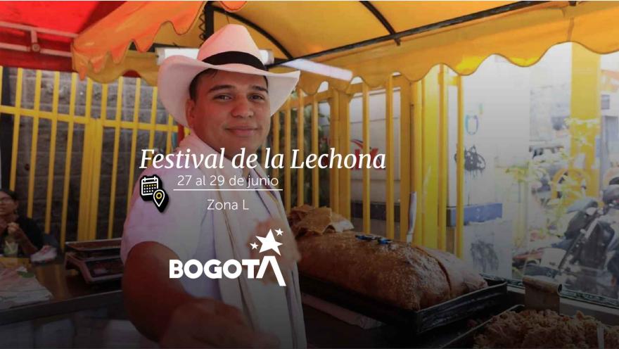Hombre sonriente con sombrero blanco exhibiendo un plato de lechona en un puesto callejero con toldo amarillo.