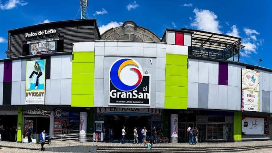 Fachada del Centro Comercial El GranSan, uno de los principales destinos de compras de San Victorino. Su moderna infraestructura y amplia oferta de moda, calzado y accesorios lo convierten en un referente comercial del centro de Bogotá.