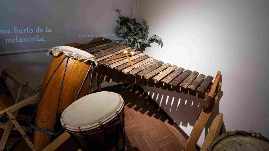 Instrumentos tradicionales de percusión y una marimba de madera hacen parte de una exhibición dedicada al patrimonio musical y cultural afrocolombiano.