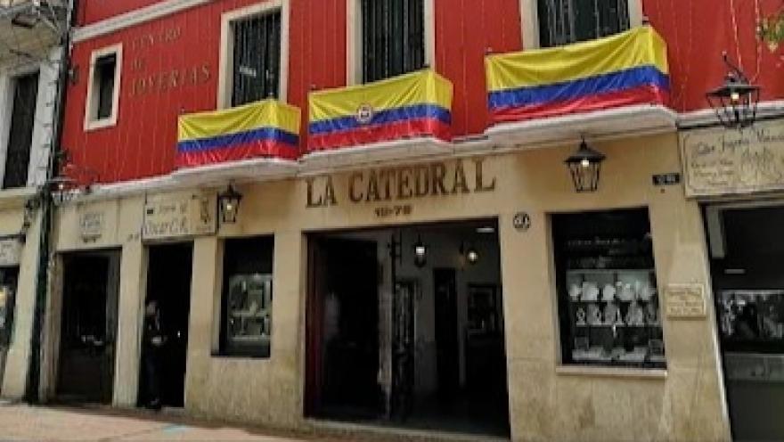 Fachada del Centro Comercial La Catedral, un tradicional espacio comercial de San Victorino, decorada con banderas de Colombia. Sus locales especializados y su ubicación estratégica lo convierten en un referente para las compras en el centro de Bogotá.