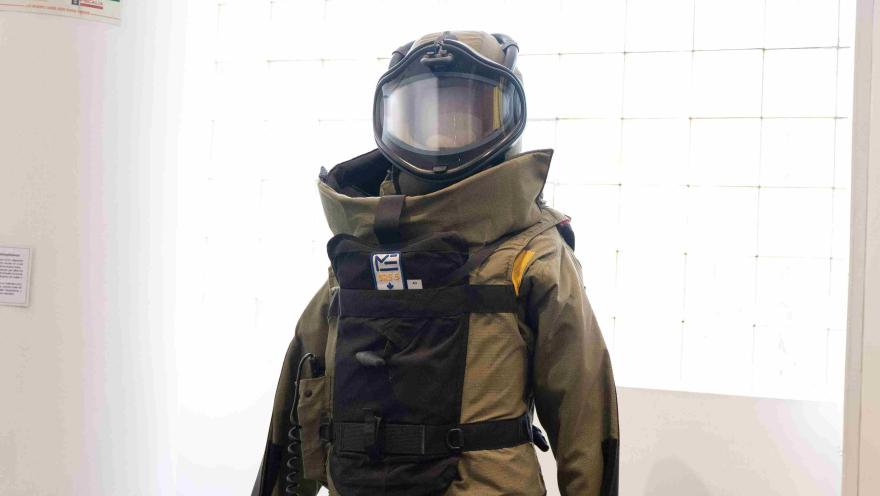 Traje especializado de protección para la manipulación y desactivación de explosivos, exhibido como pieza museográfica.
