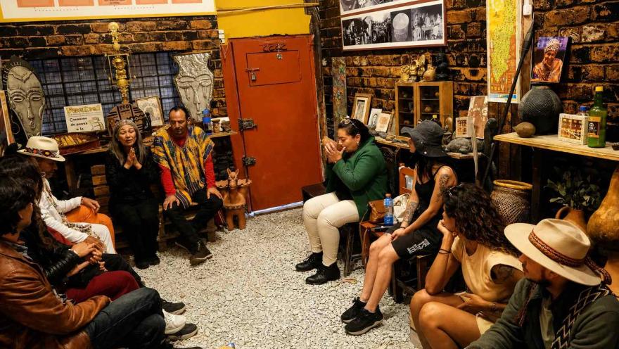Grupo de visitantes participa en una charla guiada dentro del Museo de la Chicha, rodeado de objetos tradicionales, fotografías y elementos que narran la historia y el legado cultural de esta bebida ancestral colombiana.