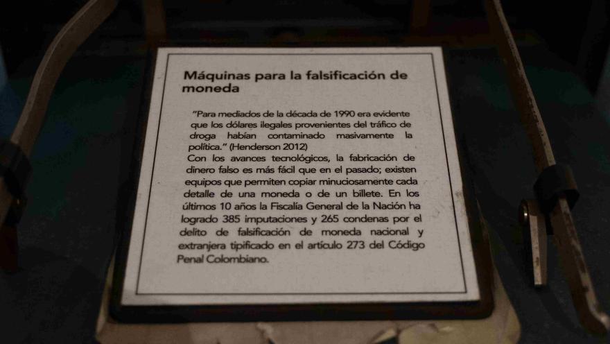 Panel informativo de una exposición museográfica sobre máquinas utilizadas para la falsificación de moneda y su contexto histórico y judicial en Colombia.