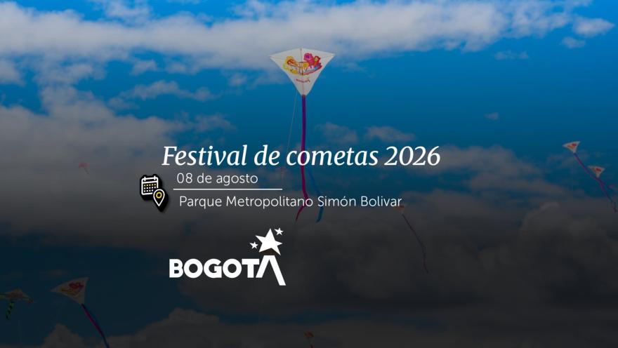 Cometas volando en un cielo azul con nubes blancas, con texto del evento superpuesto y el logo de Bogotá.