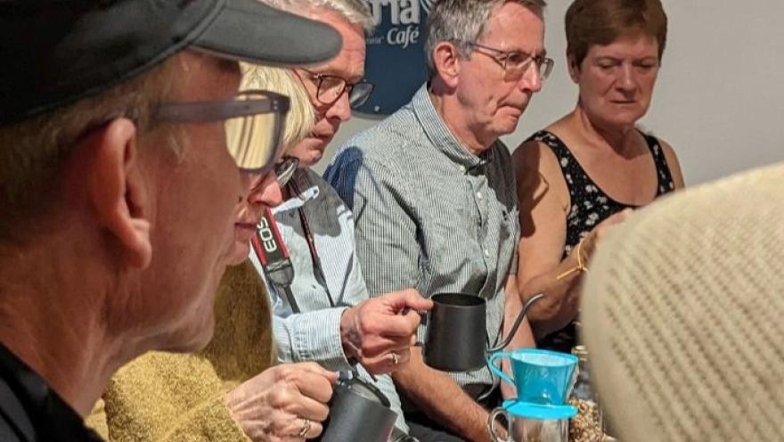 Grupo de visitantes participa en una experiencia de cata de café en Casa Galería Café, observando y degustando distintas preparaciones mientras conocen sobre el origen, los aromas y los sabores del café colombiano.