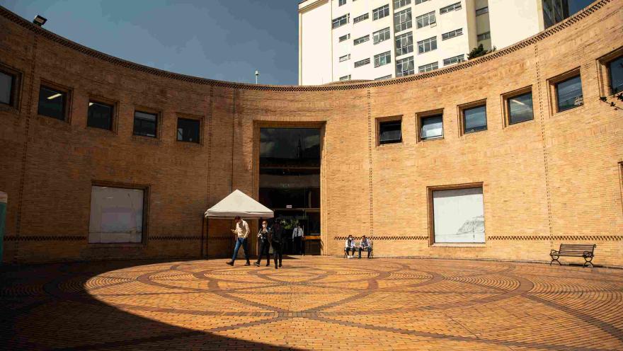 Patio interior del Archivo General de la Nación, con arquitectura en ladrillo, diseño circular y visitantes recorriendo el espacio.