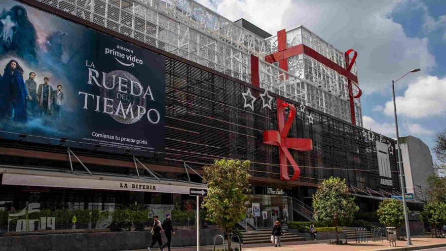 Vista exterior del Centro Comercial Atlantis, cuya arquitectura contemporánea y ubicación en la Zona T lo convierten en un referente del comercio y el entretenimiento en Bogotá.