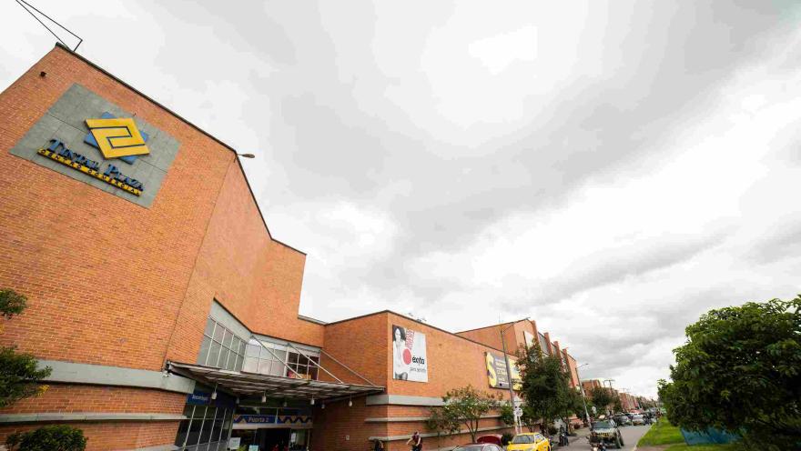 Fachada exterior de Tintal Plaza, un referente comercial del suroccidente de Bogotá, ubicado junto a importantes vías y rodeado por la dinámica urbana del sector.