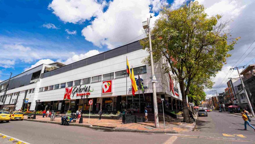  Fachada del Centro Comercial Galerías, un tradicional punto de encuentro de Bogotá que combina comercio, servicios y la dinámica urbana del sector.