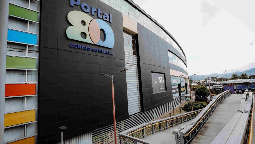 La imponente fachada de Portal 80 destaca por su diseño contemporáneo y sus llamativos detalles de color. Sus amplios accesos y pasarelas reflejan el carácter moderno de uno de los principales puntos de encuentro del occidente de Bogotá.
