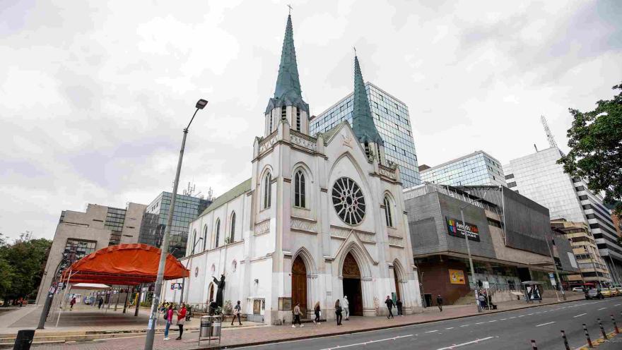 La iglesia de Nuestra Señora de los Ángeles de La Porciúncula se alza como un referente arquitectónico en medio del paisaje moderno de Bogotá.