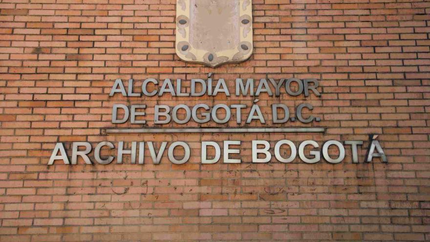 Detalle de la fachada de ladrillo del Archivo de Bogotá, con el escudo y el nombre de la Alcaldía Mayor de Bogotá D.C.