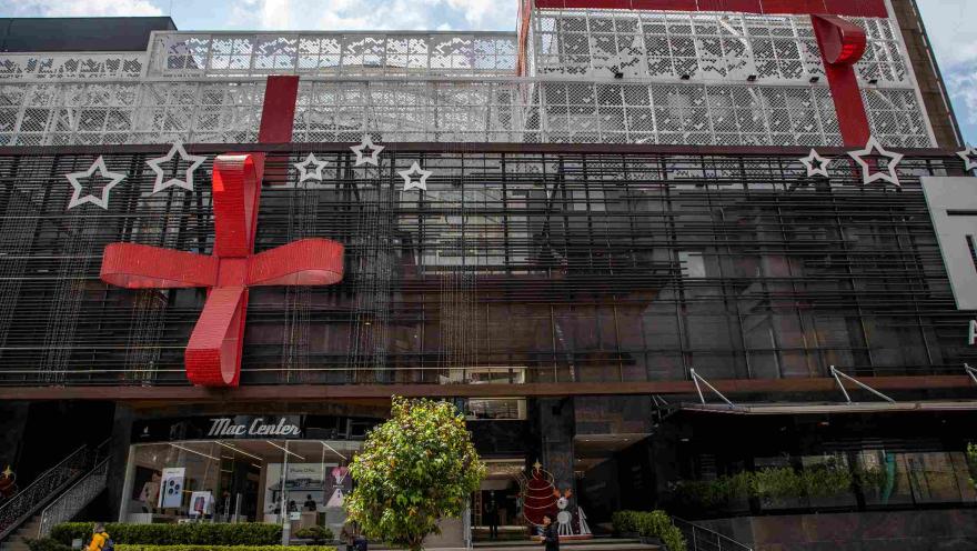 Fachada principal del Centro Comercial Atlantis, destacada por su diseño contemporáneo, grandes elementos decorativos y su reconocida ubicación en la Zona T de Bogotá.