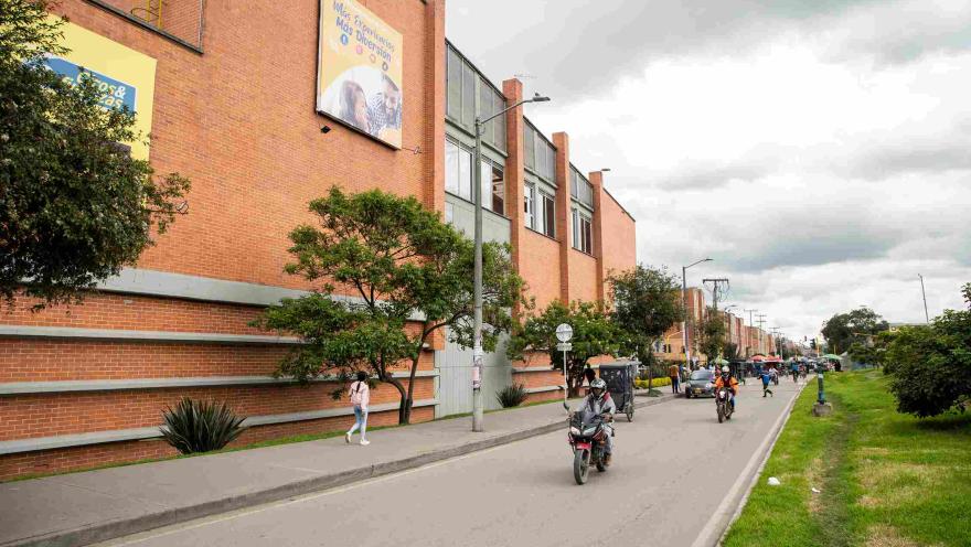  Una vía junto a Tintal Plaza muestra el movimiento cotidiano del sector, con peatones, motociclistas y zonas verdes que rodean este punto comercial del suroccidente de Bogotá.