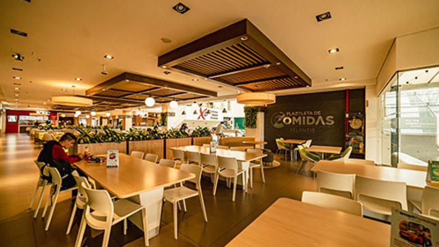 Zona de comidas del Centro Comercial Atlantis, un espacio moderno y acogedor para disfrutar de una variada oferta gastronómica en la Zona T de Bogotá.