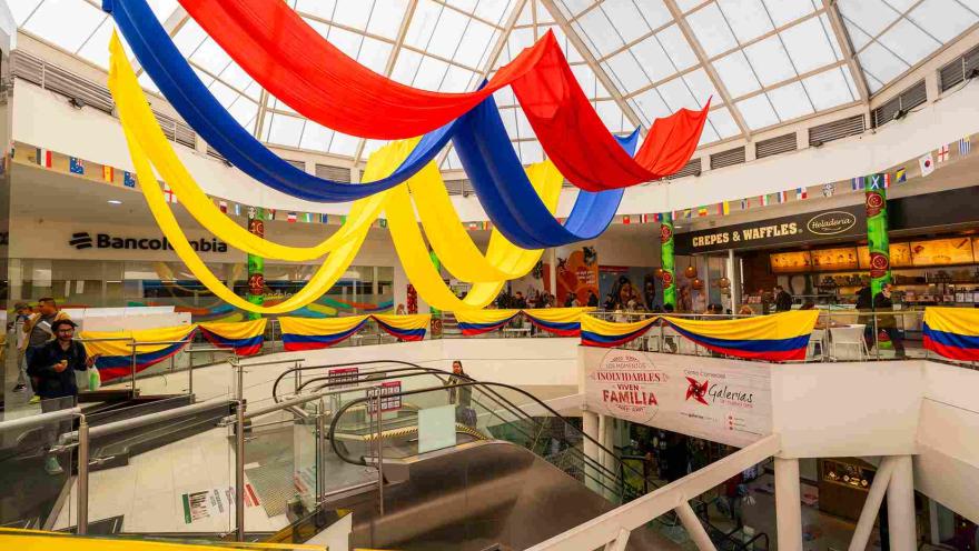 Una vista exterior del Centro Comercial Galerías refleja la dinámica urbana de este tradicional sector de Bogotá, entre comercio, peatones y el movimiento constante de sus calles.