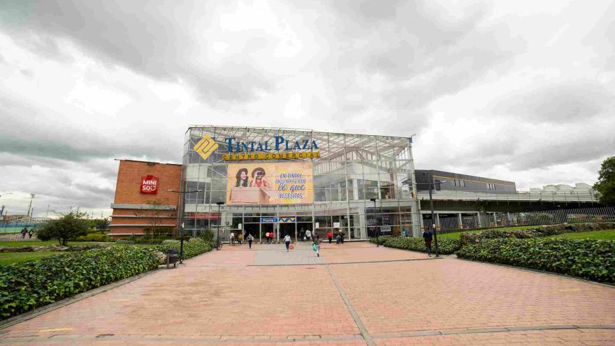 Vista frontal de Tintal Plaza, un moderno punto de encuentro comercial rodeado de amplias zonas peatonales y espacios verdes en el suroccidente de Bogotá.