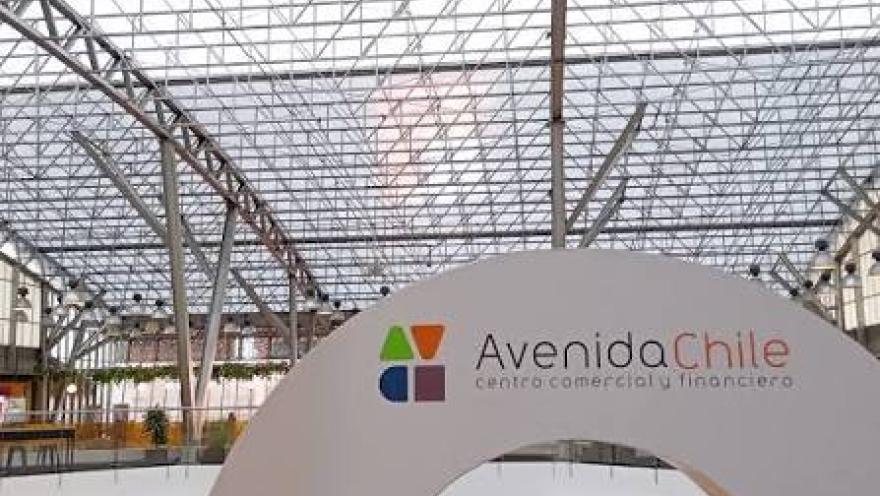 El interior del Centro Comercial Avenida Chile combina arquitectura moderna, amplios espacios y una variada oferta comercial en el corazón de Bogotá.