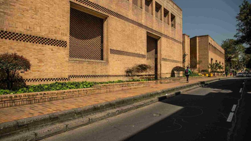  Fachada del Archivo General de la Nación, en ladrillo, junto a una calle del Centro Histórico de Bogotá.