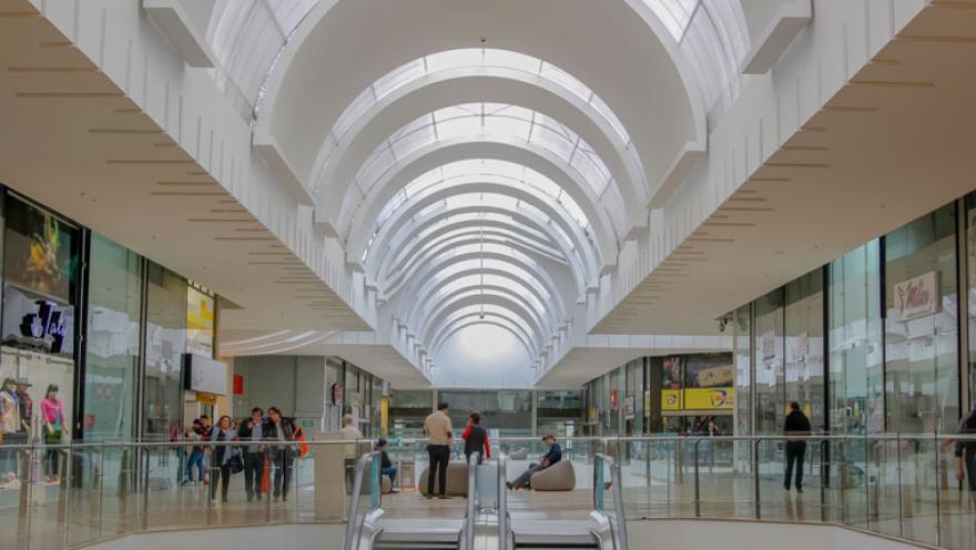 La amplitud, la luz natural y las formas curvas definen los modernos corredores del Centro Comercial Metrópolis, un espacio pensado para el encuentro y el recorrido entre tiendas y zonas de descanso.