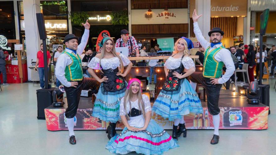 Un grupo de bailarines llena de alegría y color los espacios de Portal 80 durante una jornada especial de entretenimiento. La música, el baile y los trajes tradicionales convierten el centro comercial en un escenario de encuentro y diversión para sus visitantes.
