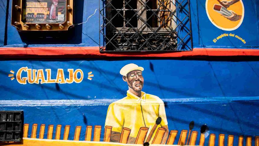 Mural del Callejón del Embudo dedicado al personaje “Gualajo”, con una colorida representación que resalta la identidad y cultura popular de La Candelaria.