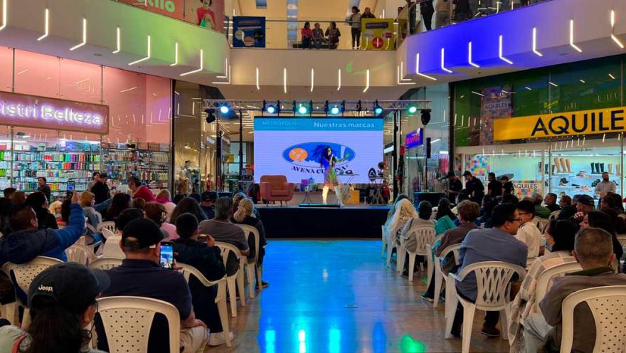 El Centro Comercial Metrópolis también se convierte en escenario de encuentros y actividades especiales, reuniendo a visitantes alrededor de espectáculos y eventos que llenan de vida sus espacios.
