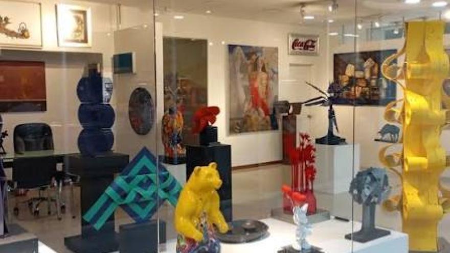 Una galería de arte en el Centro Comercial Avenida Chile exhibe coloridas esculturas y obras contemporáneas en un espacio lleno de creatividad.