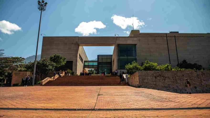 Vista exterior del Archivo de Bogotá, con su fachada de piedra, amplias escalinatas de ladrillo y una gran plazoleta.