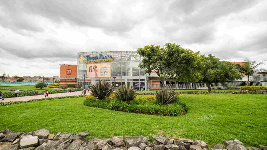 Amplias zonas verdes rodean a Tintal Plaza, creando un entorno tranquilo y agradable para quienes visitan este centro comercial del suroccidente de Bogotá.