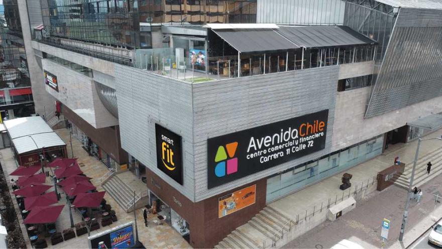 Vista exterior del Centro Comercial Avenida Chile, un moderno espacio de compras, gastronomía y entretenimiento en el corazón financiero de Bogotá.