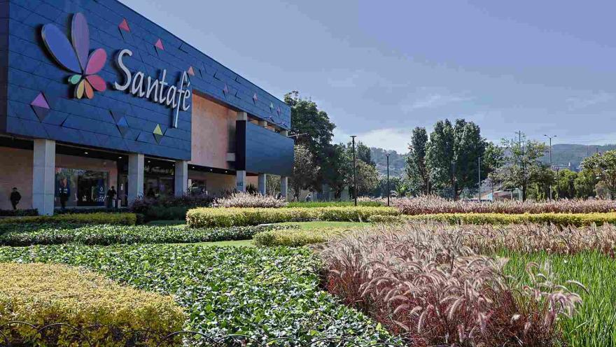 Los amplios jardines del Centro Comercial Santafé rodean su moderna fachada, creando un agradable entorno donde la arquitectura, la naturaleza y los espacios abiertos se integran con armonía.