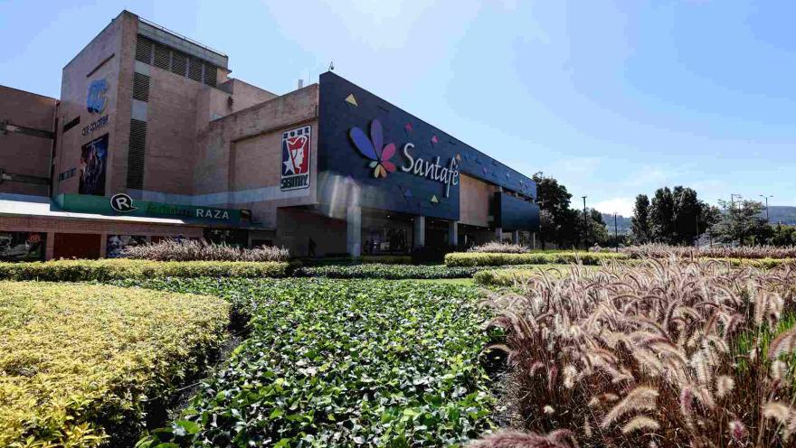 El Centro Comercial Santafé se integra con amplias zonas verdes y una cuidada vegetación que aportan frescura y color a su moderna fachada, creando un agradable entorno para visitantes y transeúntes.