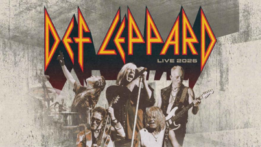 La banda Def Leppard actuando enérgicamente en el escenario bajo un logo grande y angular en rojo y amarillo.