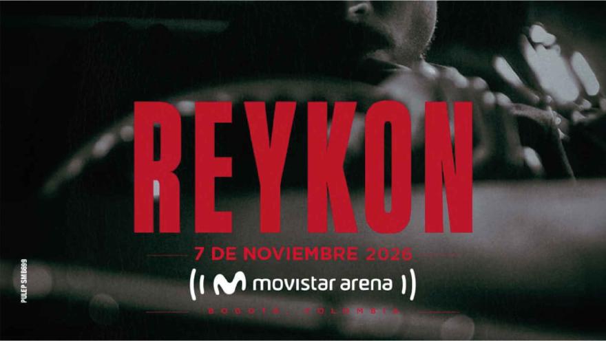 Primer plano dramático y oscuro del rostro y manos de Reykon, con su nombre en grandes letras rojas.