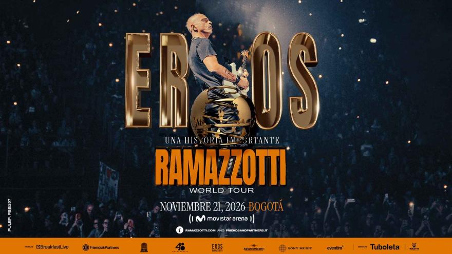 Eros Ramazzotti de pie en el escenario, cantando y tocando la guitarra ante una multitud de fans con las luces de sus teléfonos encendidas.