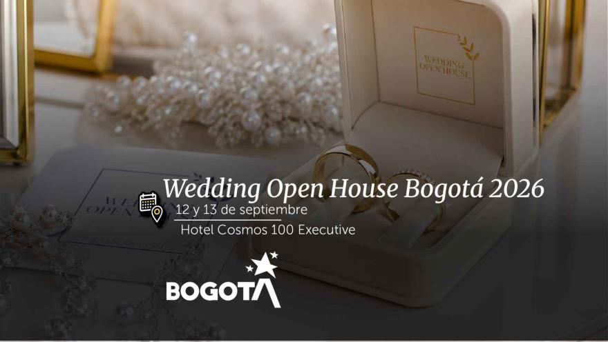 Caja de joyería abierta con dos argollas de matrimonio doradas, sobre un fondo elegante con perlas y papelería finas.