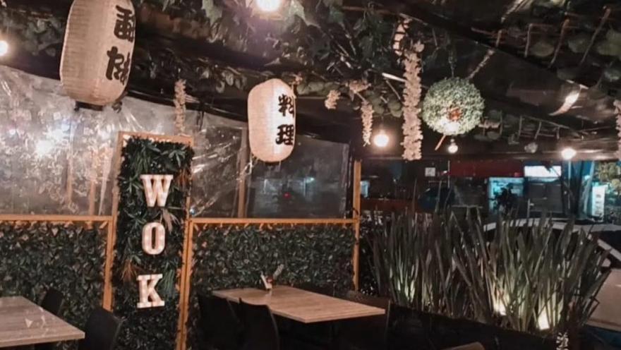 Foto1: Cócteles coloridos y decorados con frutas y flores, servidos en un ambiente nocturno y festivo de El Kamaleon Restaurante Bar.