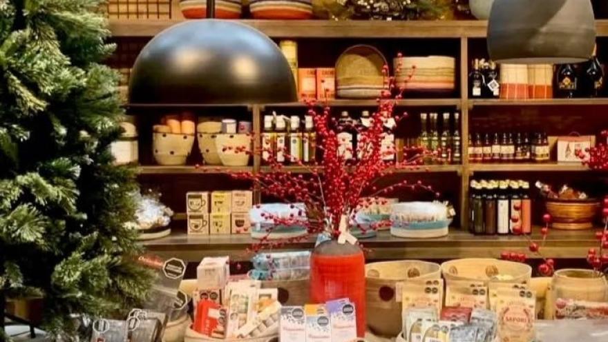  Interior de una tienda de productos de cacao y chocolate, con estanterías decoradas y productos artesanales.