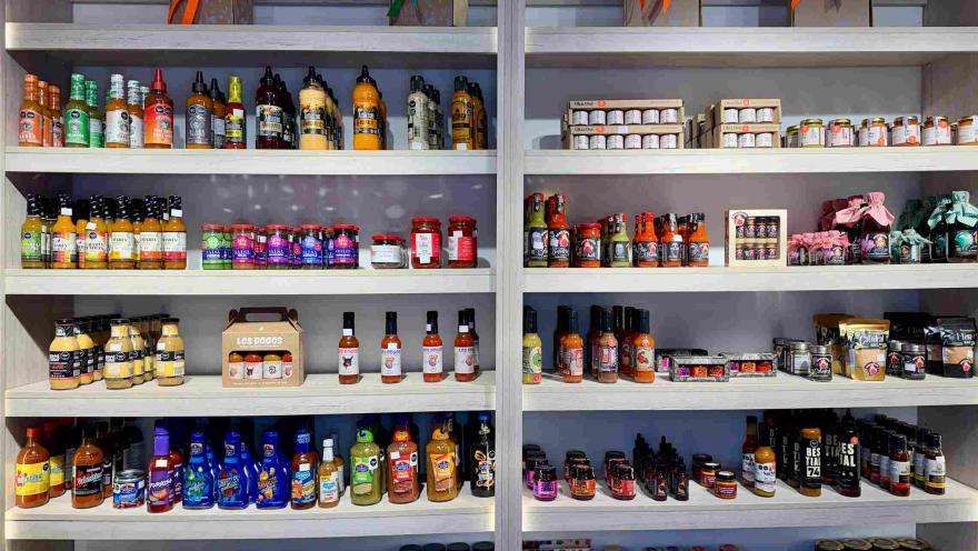 Congeladores y estanterías con alimentos, bebidas y productos mexicanos.