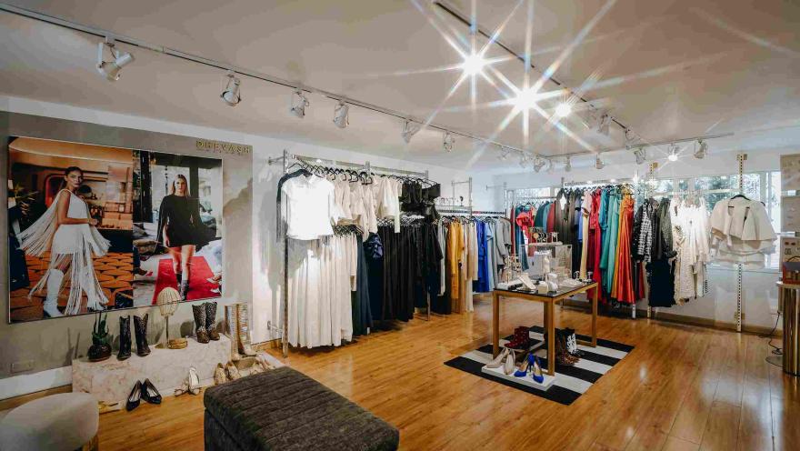 Tienda de moda en Bogotá, con una amplia variedad de prendas, zapatos y accesorios exhibidos en un moderno y luminoso espacio.