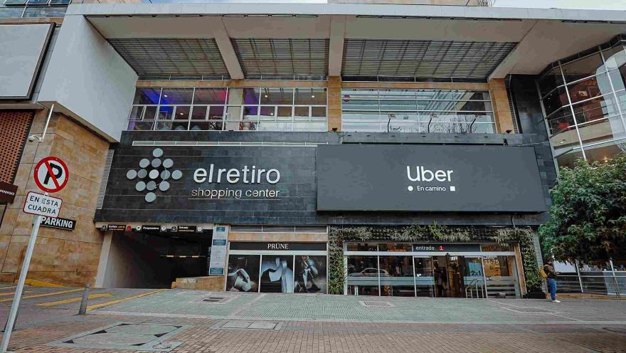  Fachada principal de El Retiro Shopping Center, un elegante referente comercial de la Zona Rosa de Bogotá, con acceso directo y espacios dedicados a la moda, el estilo y las compras.