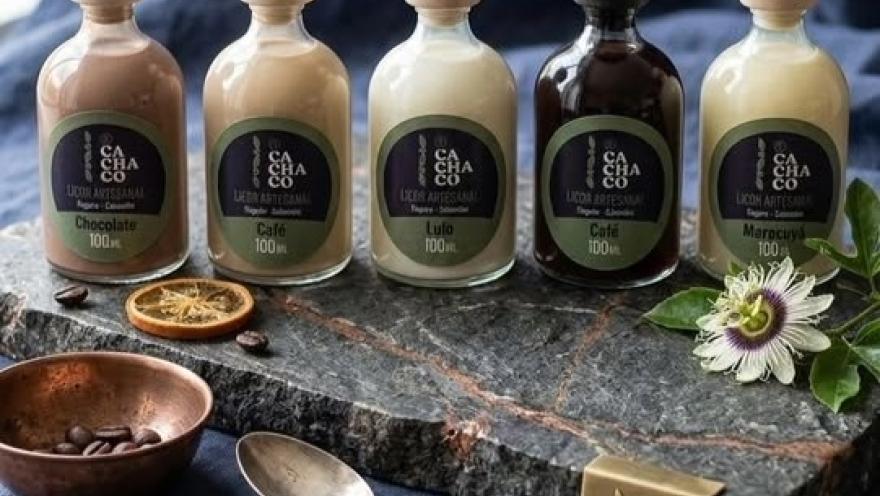 Colección de licores artesanales El Cachaco en sabores de chocolate, café, lulo y maracuyá, presentada en botellas de 100 ml.