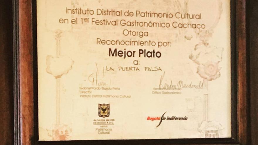 Certificado del Instituto Distrital de Patrimonio Cultural que reconoce a La Puerta Falsa por su “Mejor Plato”.