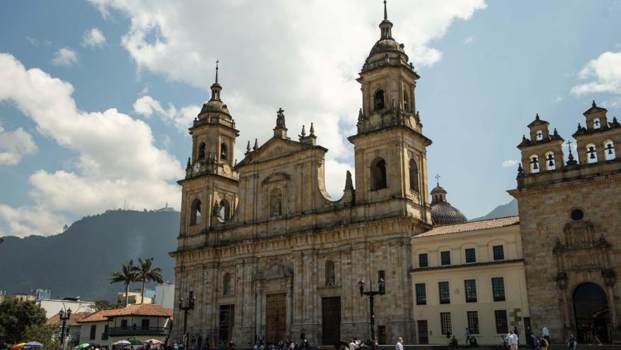 Plaza de Bolívar, con la Catedral Primada de Bogotá y las montañas de los cerros Orientales como telón de fondo.