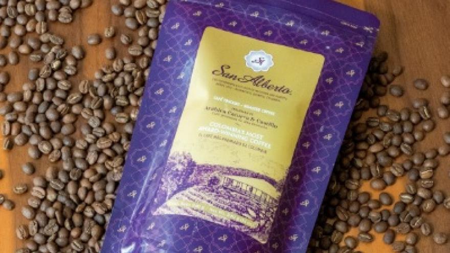 A package of San Alberto coffee surrounded by coffee beans, highlighting the identity and tradition of this specialty Colombian coffee.