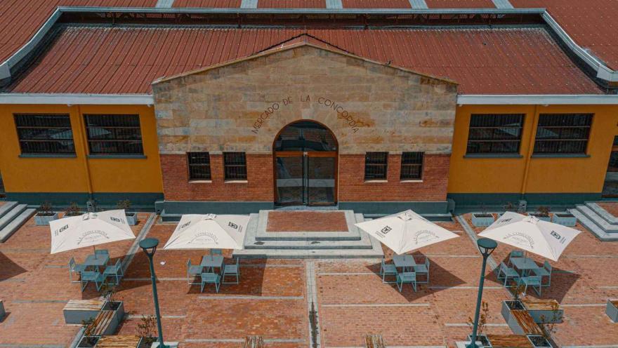 Patio del Mercado de la Concordia, con mesas al aire libre, sombrillas y la arquitectura restaurada del antiguo mercado.
