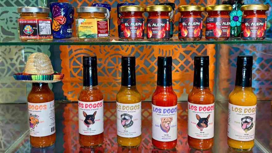 Selección de salsas picantes artesanales y productos de sabores intensos exhibidos en una vitrina.